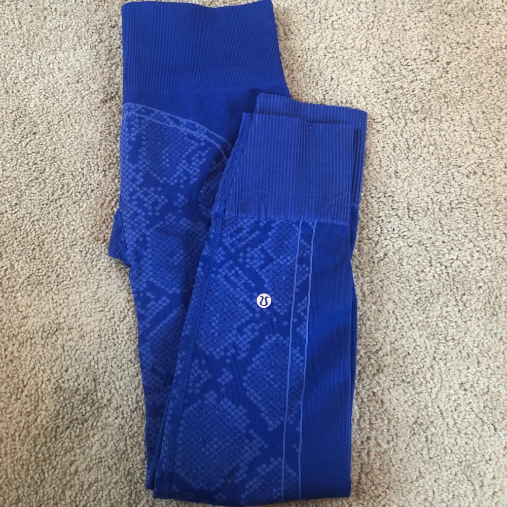 Lululemon women’s royal blue snake print leggings. In great condition.